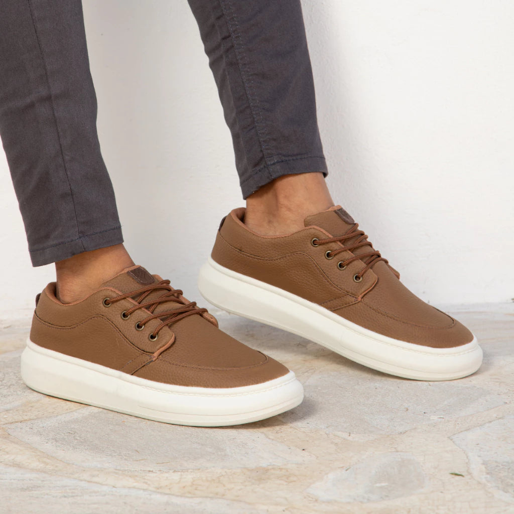 Tenis casual Couro sola alta
